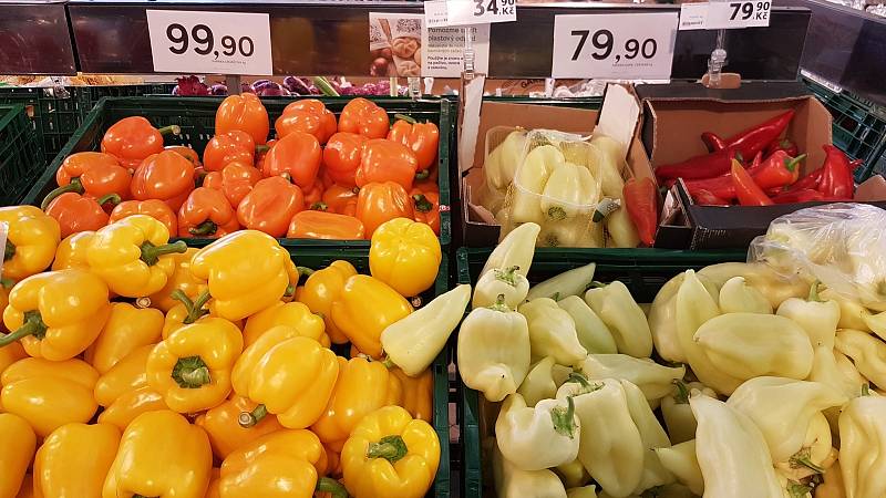 Ceny ovoce a zeleniny v jednom brněnském supermarketu.