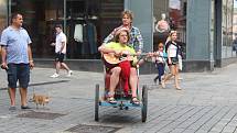 Umělci v Brně hráli na autech, balkónech, rikšách i na ulici. Součástí festivalu Maraton hudby byl i busking