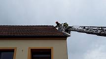 Jihomoravští hasiči vyjížděli v pondělí ke spadeným stromům i utržené střeše. Na vině byl orkán Sabine.