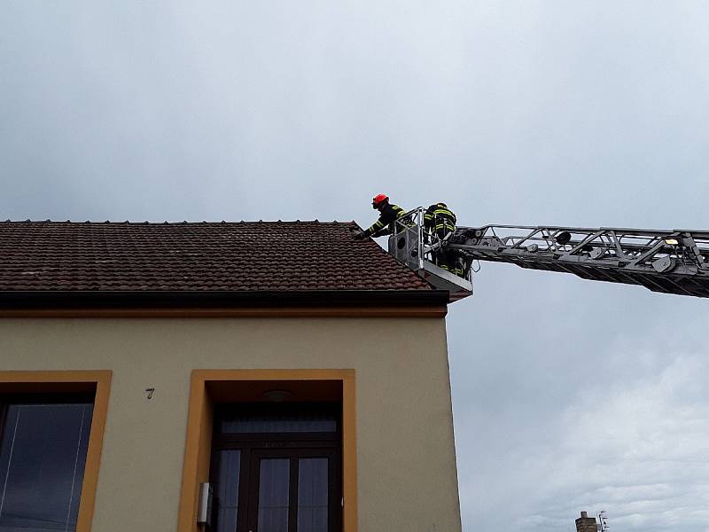 Jihomoravští hasiči vyjížděli v pondělí ke spadeným stromům i utržené střeše. Na vině byl orkán Sabine.