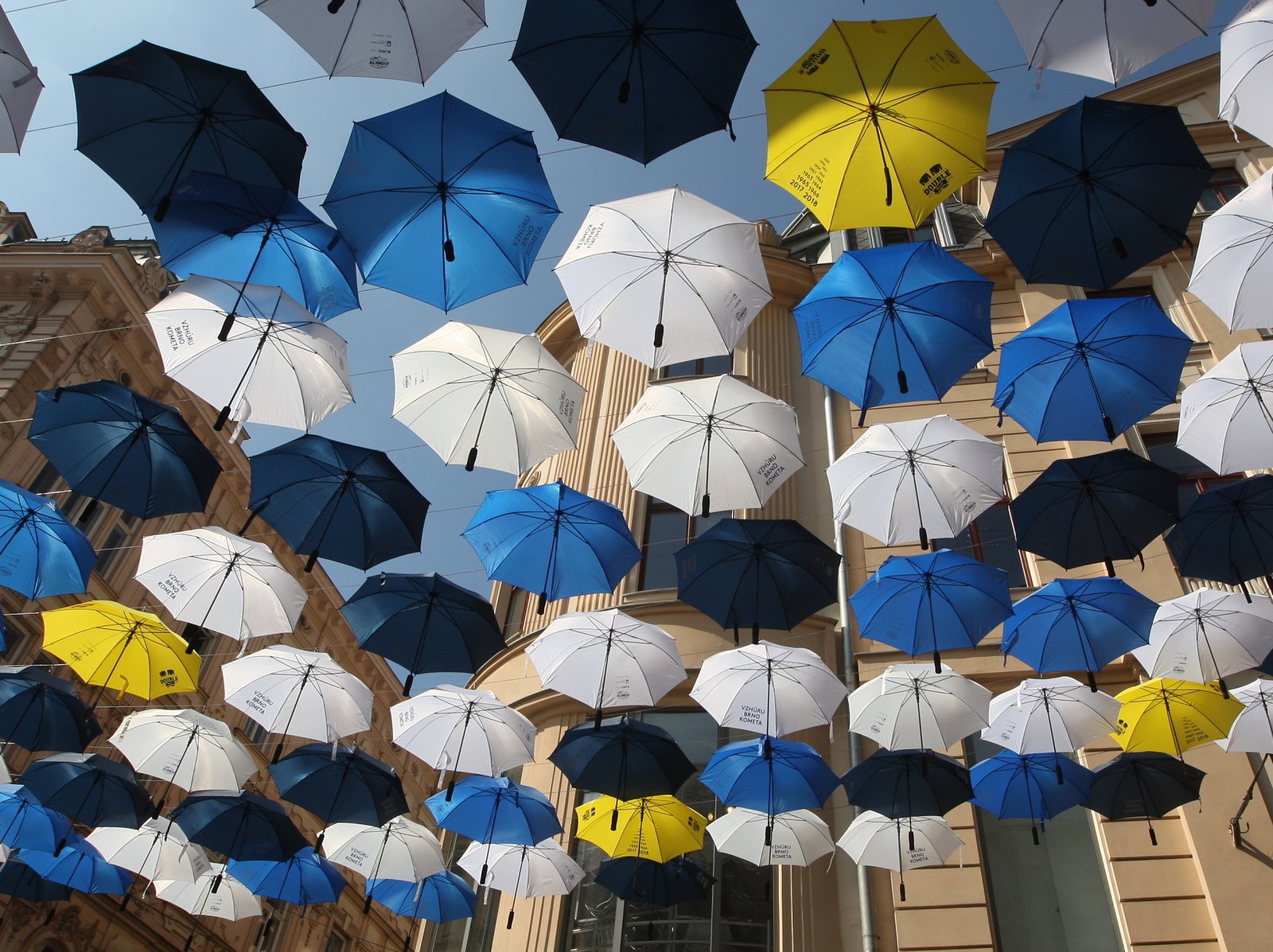 Českou ulici stíní stovky deštníků. Včetně třinácti žlutých jako titulů  Komety - Hodonínský deník