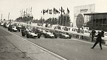Start F3 v roce 1969. Startovacím praporem mává legenda a trojnásobný vítěz předválečné Velké ceny Brna Louis Chiron.