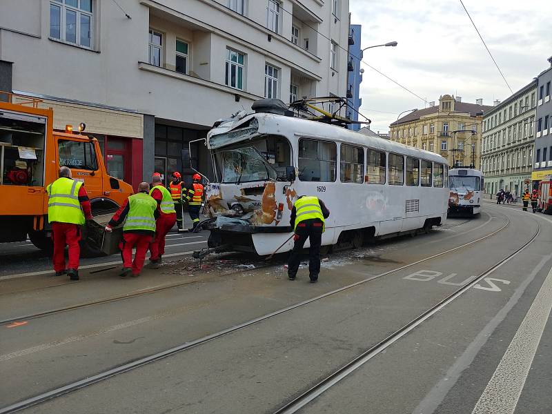 Poškozené tramvaje po nehodě, která se stala v pondělí ráno v brněnské Křížové ulici.