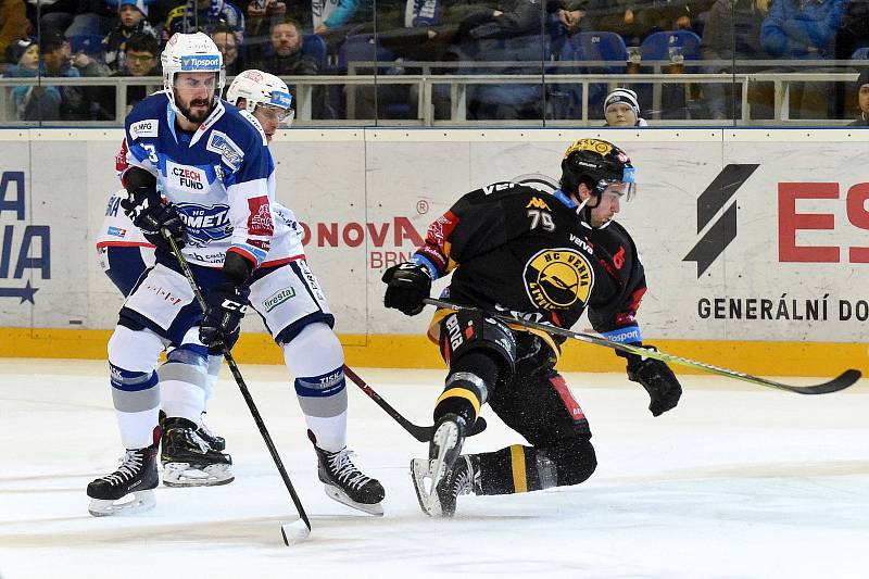 Domácí HC Kometa Brno v bílém (Ivan Baranka) proti HC Litvínov (Martin Hanzl).