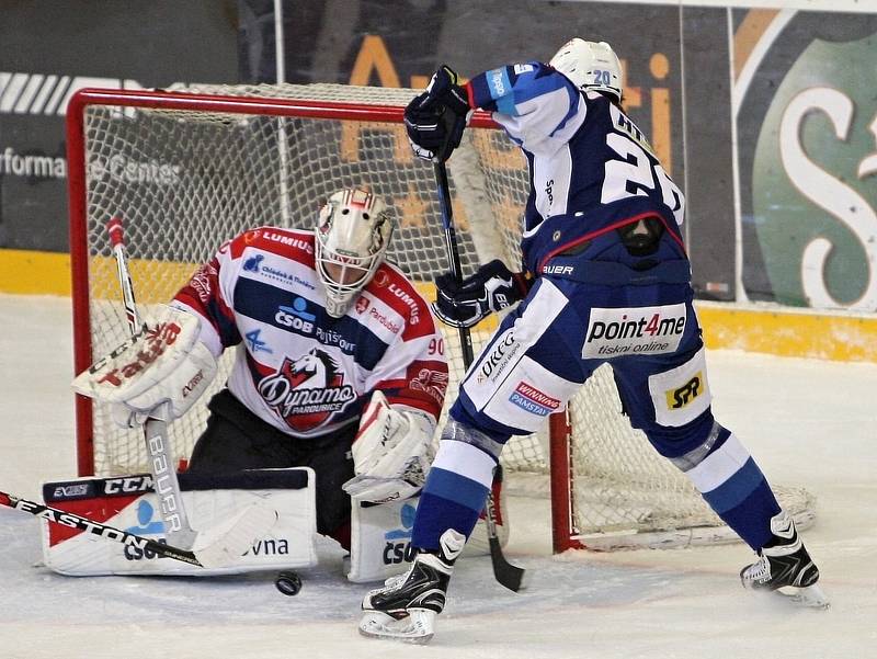 Hokejisté brněnské Komety v 47. extraligovém kole doma přetlačili Pardubice 2:1. Na snímku Zohorna Hynek a Kacetl (PA).