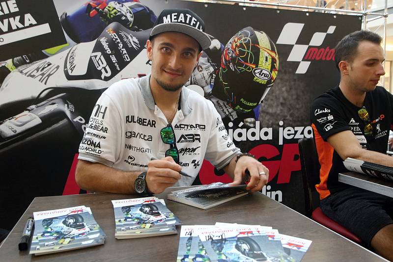 Karel Abraham při podepisování na autogramiádě jezdců Moto GP v brněnské Vaňkovce. Vpravo Jakub Kornfeil.