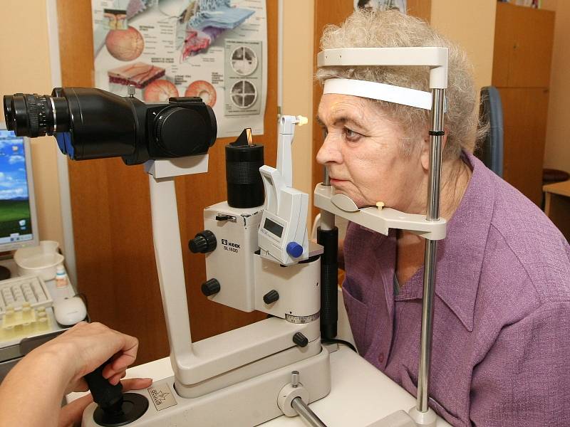 Libuše Buryšková při vyšetření očního tlaku.