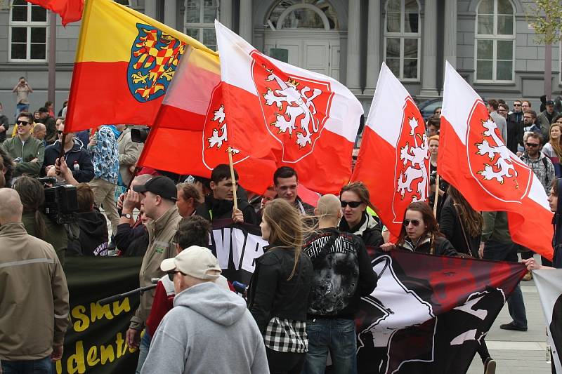 Prvomájový pochod příznivců extrémní pravice v Brně a jejich odpůrci organizovaní pod iniciativou Brno blokuje.