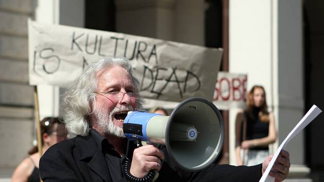 Týden neklidu - Solidární protest na podporu pražských divadelníků.