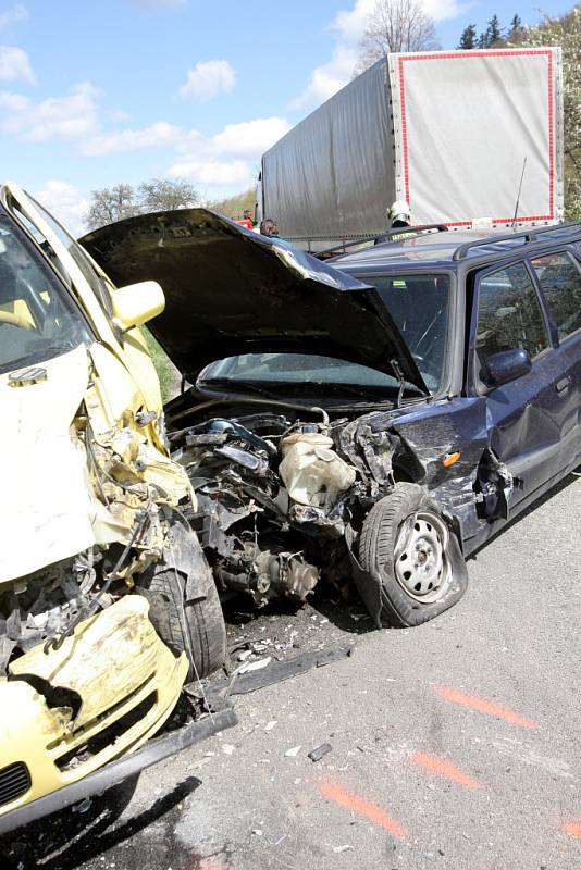 Lehkým zraněním dvou lidí skončila nehoda u Lomničky na Brněnsku. Řidička Škody Felicie tam krátce před desátou hodinou při předjíždění narazila do protijedoucího volkswagenu. 