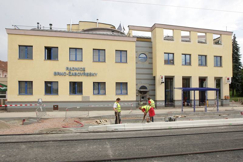 Ke kolejím zády, k úřadu tváří. Takto se posadí čekající lidé na budoucí zastávce Mozolky v Horově ulici. Neobvykle umístěná stavba před žabovřeskou radnicí poutá pozornost lidí.