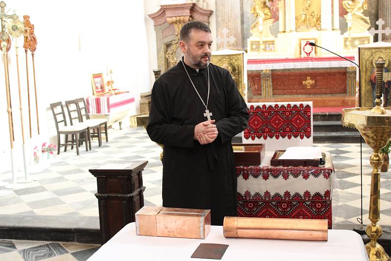 Ve čtvrtek dopoledne uložili pracovníci stavební firmy, která opravuje kostel sv. Josefa, do makovice věže dvě zapečetěné schránky naplněné historickými předměty a dokumenty. Původní schránku se starými unikáty objevili v kostele v Josefské ulici loni.