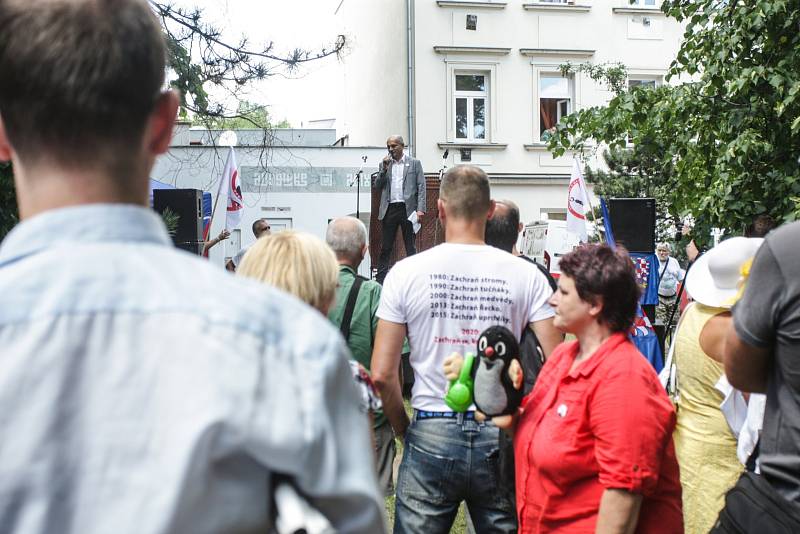 Odhadem osm desítek sympatizantů protiislámského hnutí Martina Konvičky se sešlo v úterý odpoledne před brněnskou mešitou ve Vídeňské ulici.