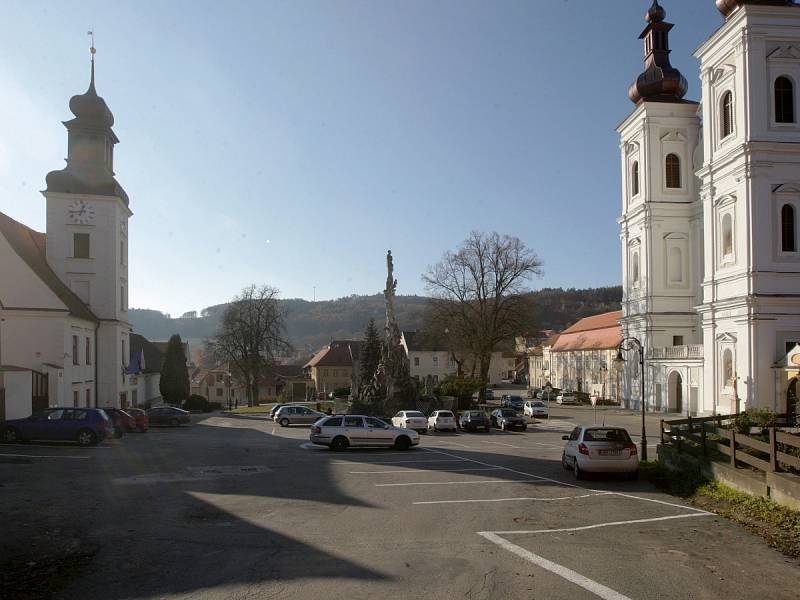 Historické náměstí Palackého v Lomnici u Tišnova. Jeho podoba se má brzy změnit.