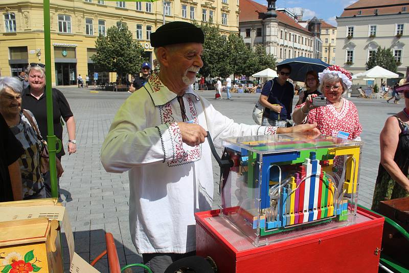 Asi dvacet lidí s flašinety se zúčastnilo devátého Mezinárodního setkání flašinetů v Brně. Flašinety staré i sto let přivezli lidé nejen z Česka, ale i Německa, Francie či Itálie.