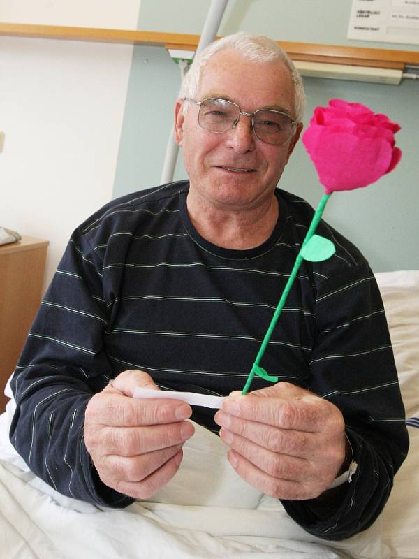 Bojujte, stálo na papírových růžích. Pro pacienty je vyrobily děti z brněnských škol.
