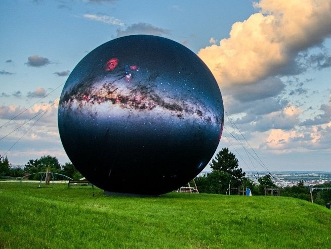 Nový obří nafukovací model pojmenovali Astrosféra. Lidé jej uvidí v červenci a srpnu na Kraví hoře v Brně.