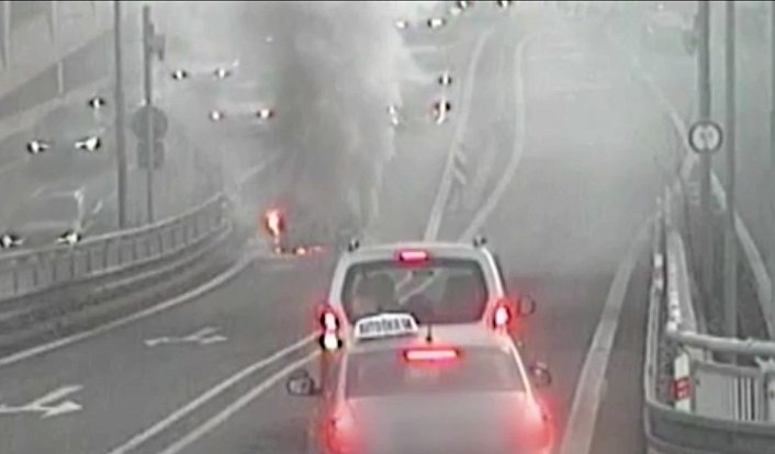 U královopolského tunelu v Brně začalo řidičce hořet auto
