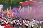 Run in Colors. Duhovou spršku barev si užili běžci v brněnském Novém Lískovci. Necelých jedenáct stovek nadšenců si v sobotu zařádilo se zdravotně nezávadnými barvami.