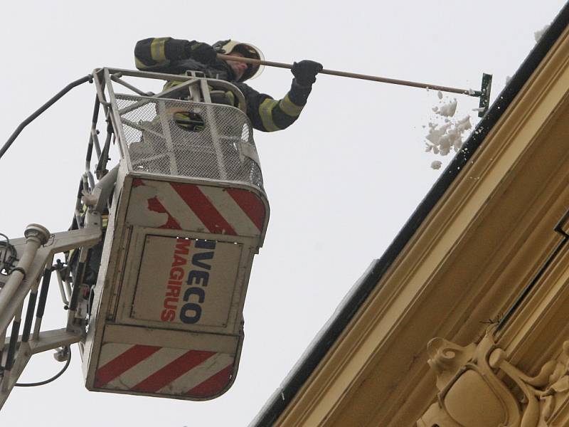 Hasiči v úterý zasahovali na náměstí Svobody v centru Brna. Shazovali tam sníh ze střechy budovy na rohu náměstí a Běhounské ulice, ve které sídlí obvodní oddělení policie. 