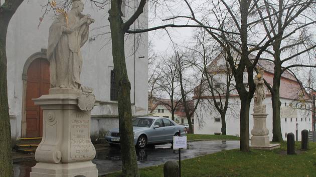 Sochy sv. Aloise z Gonzagy a sv. Josefa před kostelem sv. Josefa v Jevišovicích se umístily na třetím místě v kategorii výtvarná umění.