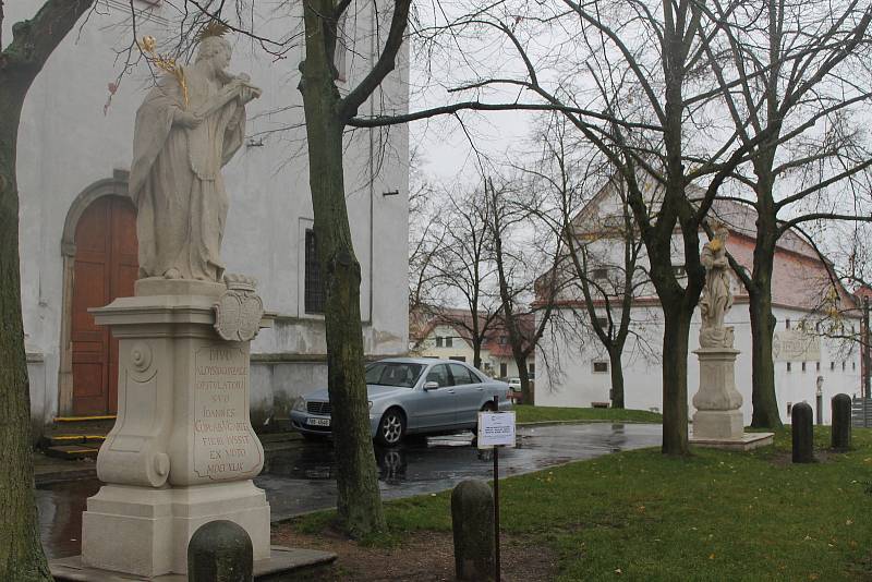 Sochy sv. Aloise z Gonzagy a sv. Josefa před kostelem sv. Josefa v Jevišovicích se umístily na třetím místě v kategorii výtvarná umění.