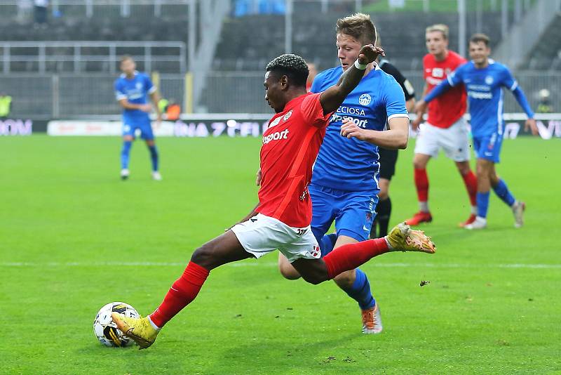 Brněnští fotbalisté (v červeném) na domácím trávníku zdolali Liberec 3:0.