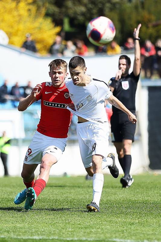 Fotbalisté Vyškova (v bílém) prohráli s vedoucí Zbrojovkou Brno na svém stadionu v Drnovicích 0:2.