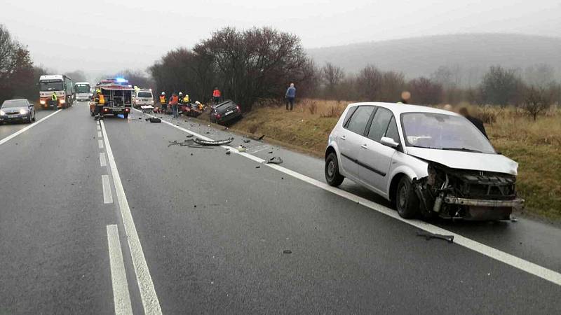 Srážka tří osobních automobilů zablokovala jeden jízdní pruh silnice I/43 u Kuřimi.