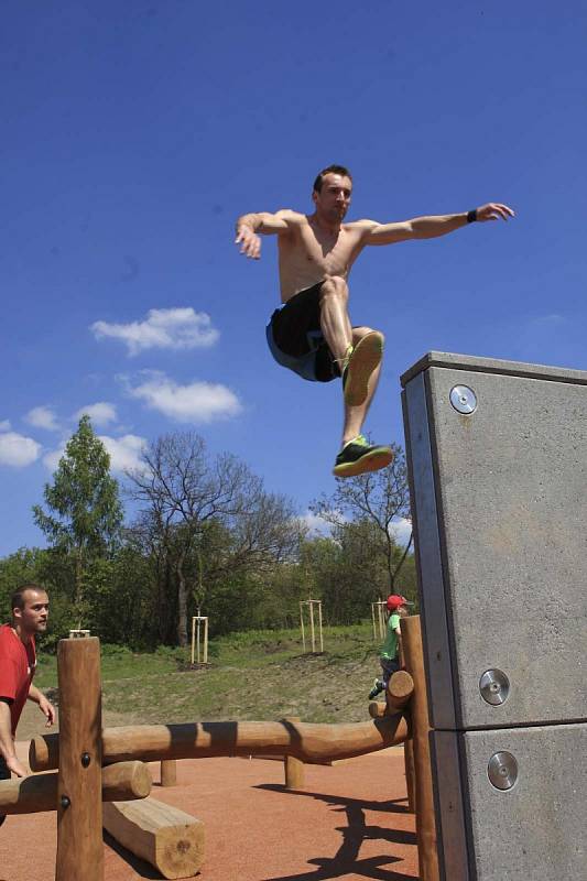 Areál plný parkourových a workoutových prvků a obrovské boulderové stěny v sobotu otevřeli lidé při akci Ohnivý Bzzzukot.