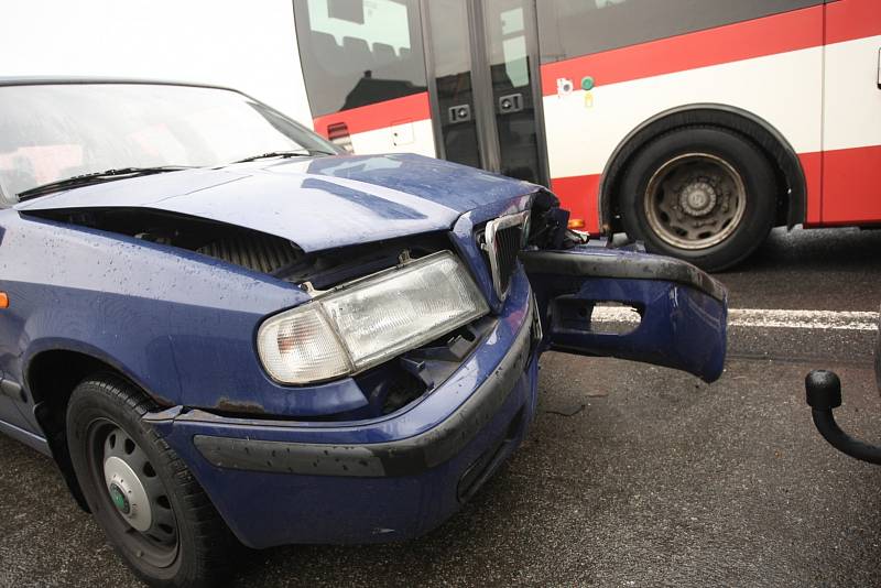 Dramatická dopravní nehoda zablokovala část brněnské Gajdošovy ulice. Srazilo se tam osobní auto s autem odtahové služby.