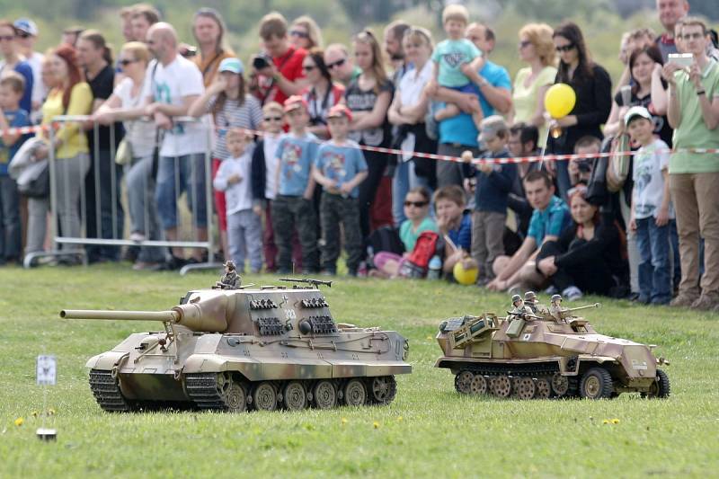 Realistické modely v měřítku jedna ku šesti se spolu utkaly při představení World War II Cirkus.