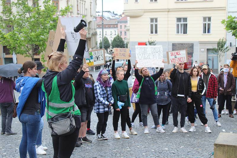 Na akci Black Lives Matter upozorňující na rasismus se v sobotu na brněnském Dominikánském náměstí sešly desítky lidí. Přišlo také hnutí Slušní lidé, jako protistrana.