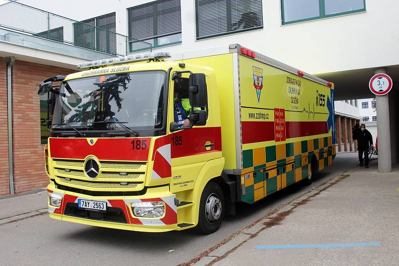 Z Fakultní nemocnice Brno vyrazil ve čtvrtek v deset dopoledne velkokapacitní vůz Fénix, který do pražských nemocnic převáží pacienty s covidem.