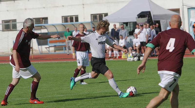 V sobotu se viceprezident Juventusu a držitel Zlatého míče Pavel Nedvěd s bývalými reprezentačními parťáky a kamarády zúčastnil oslav výročí sta let třetiligového klubu a křtu nové umělé trávy.