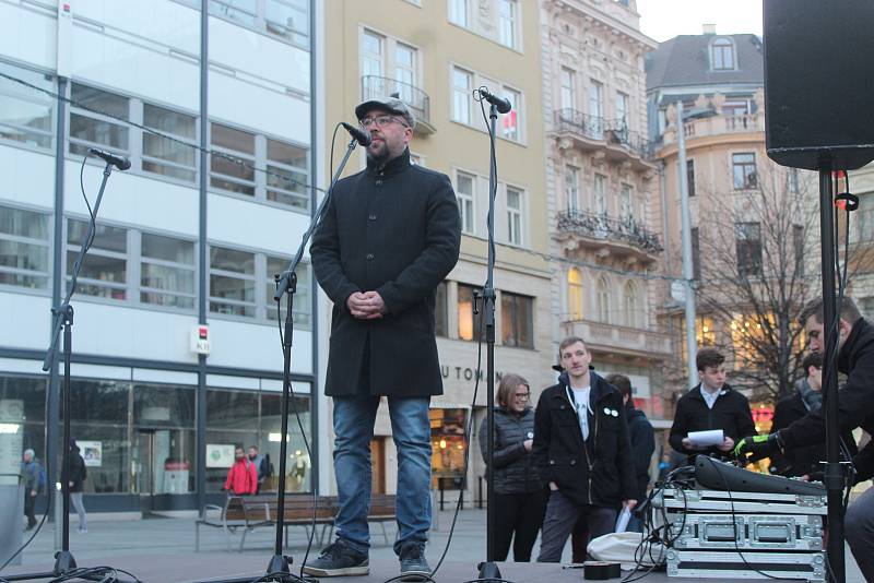 Vzpomínková akce na památku zavražděného novináře Jána Kuciaka a jeho partnerky Martiny Kušnírové na náměstí Svobody v centru Brna.