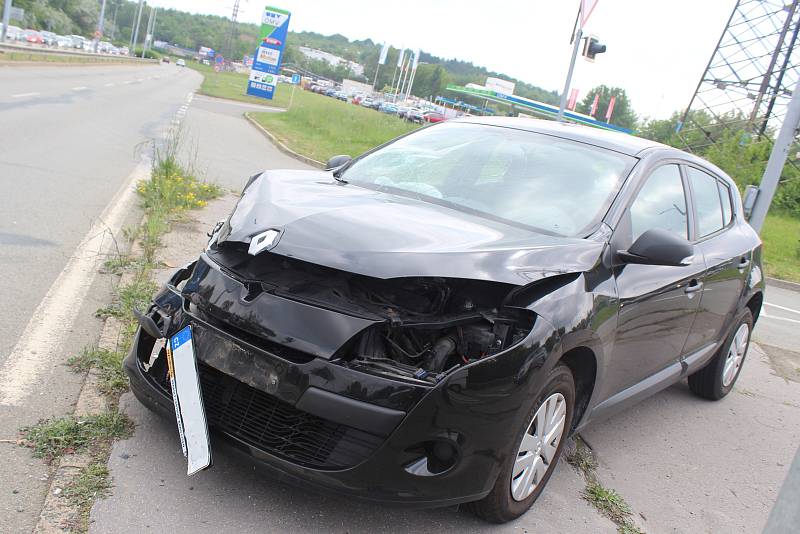 Osobní auto se srazilo v pátek odpoledne v brněnské Novolíšeňské ulici s autobusem. Zranili se čtyři lidé.