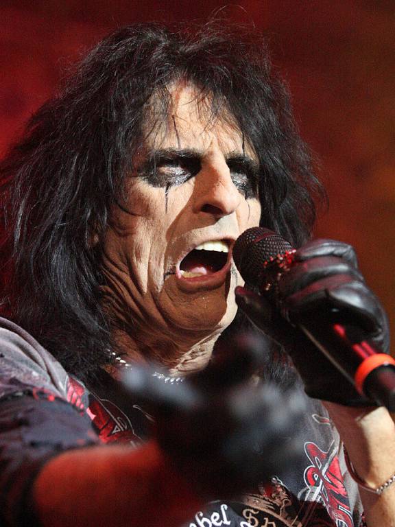 Alice Cooper rozduněl brněnskou halu Rondo.