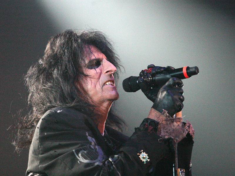 Alice Cooper při koncertě v Brně.