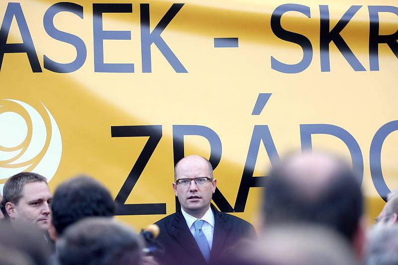 Asi pětistovka demonstrantů přišla na náměstí Svobody podpořit Bohuslava Sobotku.