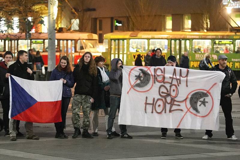 Demonstrace za přijetí syrských uprchlíků do České republiky.