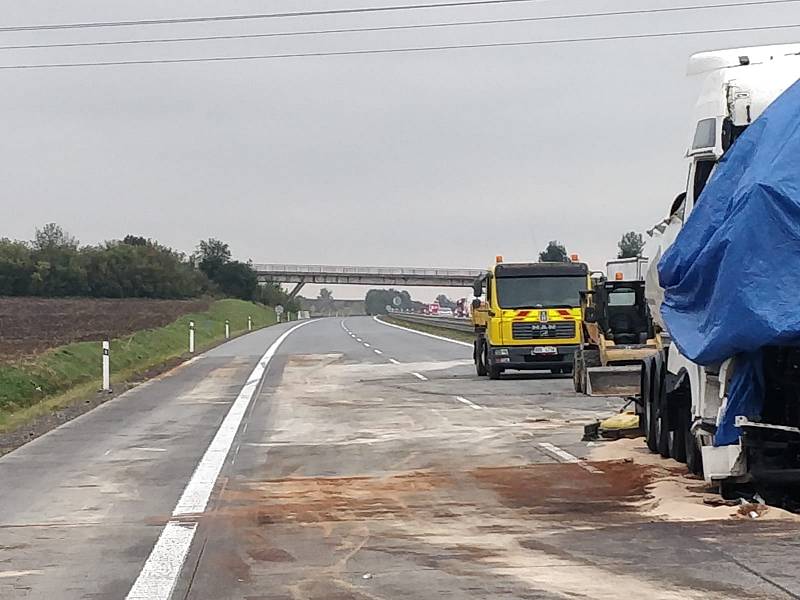 Odstraňování následků dopravní nehody na dálnici D2..