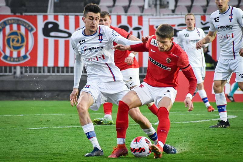 Líšeňský záložník Marek Matocha (v bílém) v derby se Zbrojovkou přihrál spoluhráčům na všechny tři góly.