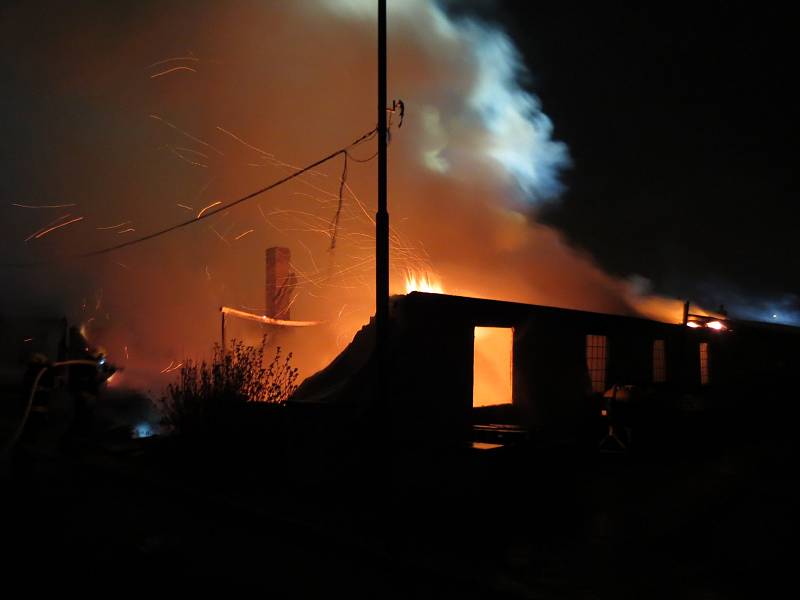Noční požár zničil sklad v Popůvkách na Brněnsku.
