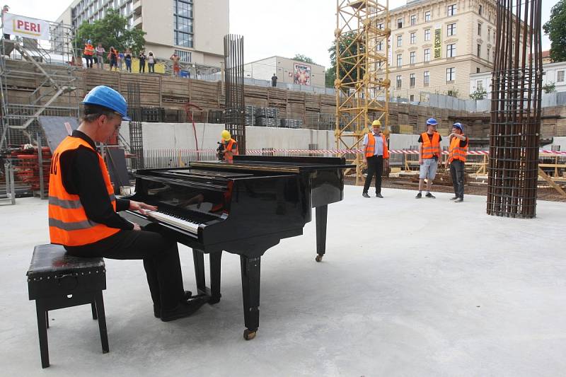 Brněnští filharmonici natáčeli spolu s pianistou Igorem Ardaševem nový spot Sál pro Brno na místě, kde vyrůstá Janáčkovo kulturní centrum.