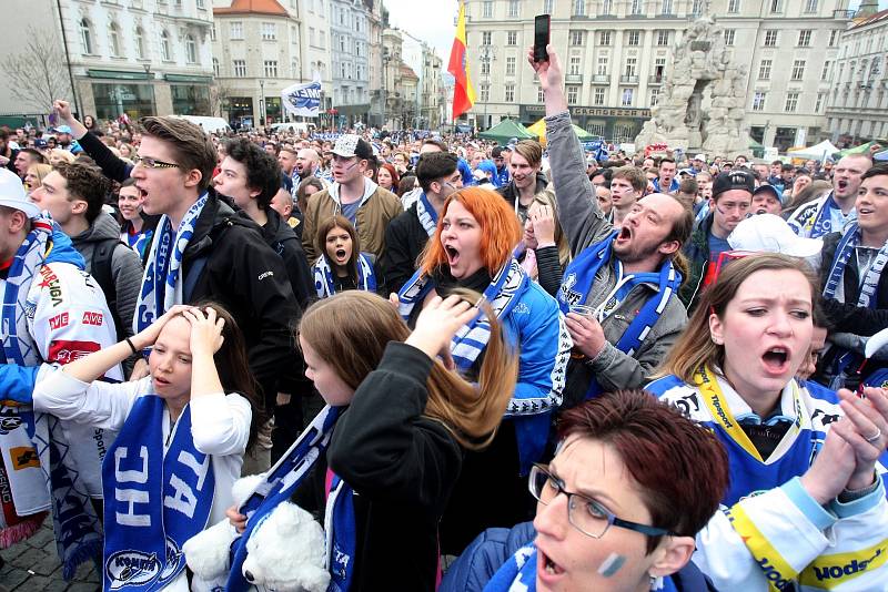 Hokejoví fanoušci Komety Brno opět zaplnili Zelný trh. Přišlo jich ještě víc než na páteční promítání na velkoplošných obrazovkách.