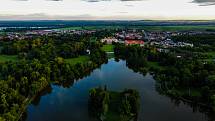 Zámek v Lednici, park i minaret vypadají kouzelně v každé roční i denní době. Západ slunce dodává oblíbeným panoramatům tajemný nádech.