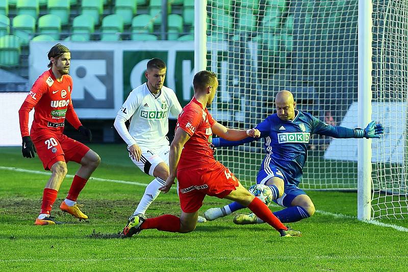 Fotbalisté Zbrojovky Brno (v červeném) remizovali na hřišti Karviné 1:1.