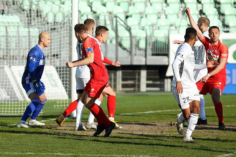 Fotbalisté Zbrojovky Brno (v červeném) remizovali na hřišti Karviné 1:1.