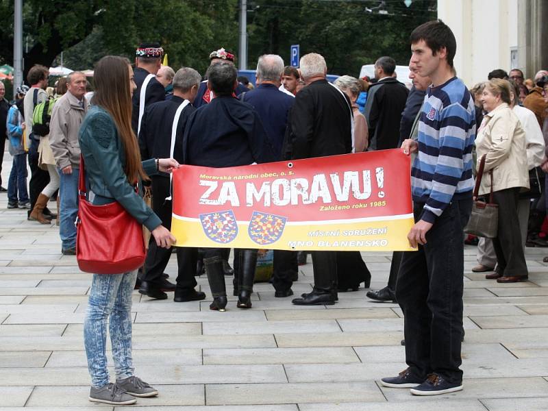 Moravané slaví Den za Moravu. Připomínají si tím první písemnou zmínku o Moravanech, od které uplynulo už 1192 let, a zároveň 604. výročí korunovace moravského markraběte Jošta římským králem.